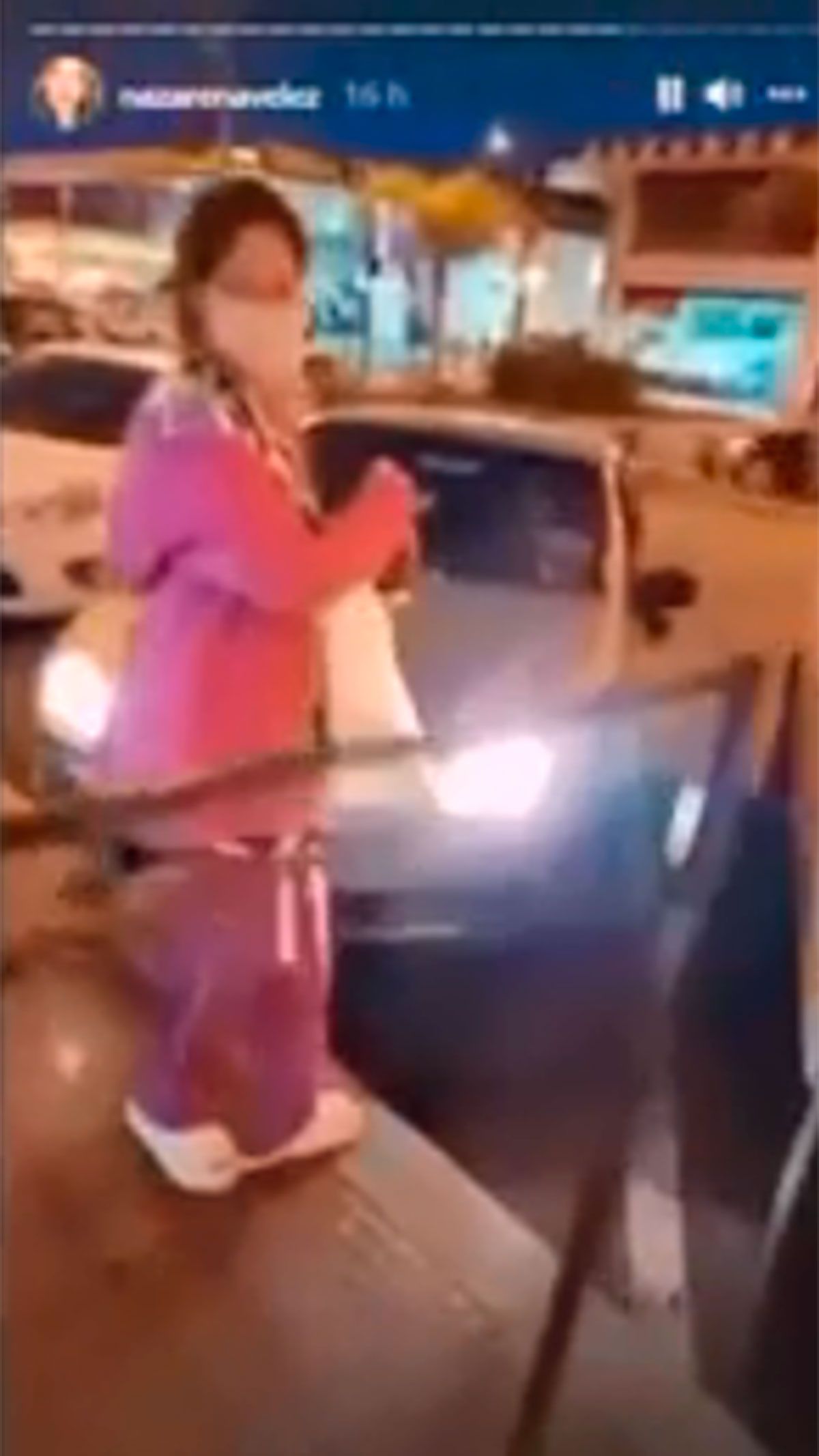 As&iacute; fue vestida a la panader&iacute;a Barbie V&eacute;lez y su madre la escrach&oacute;.