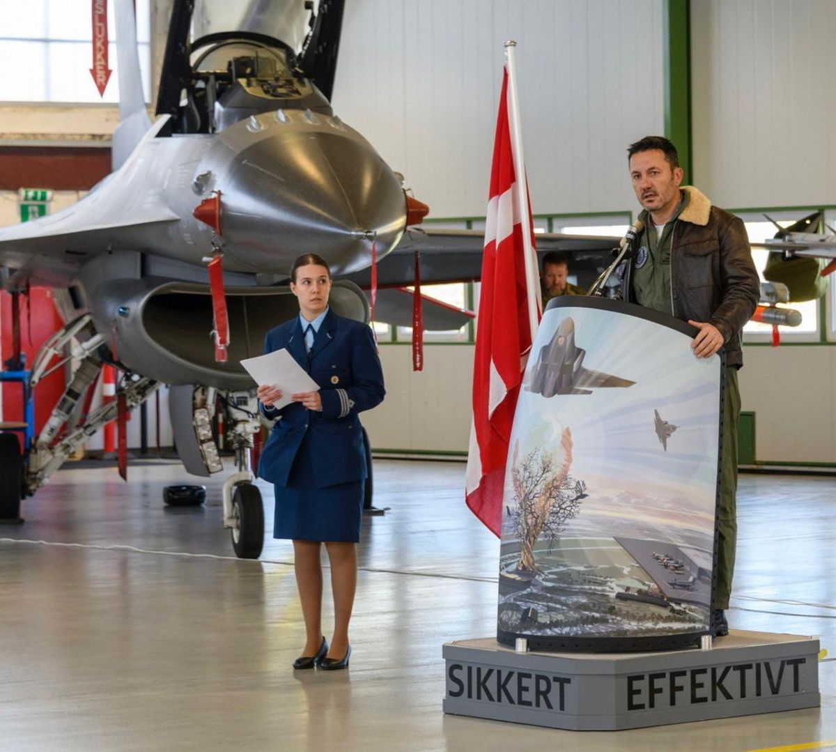 El ministro de Defensa de la Nación, el mendocino Luis Petri, viajó a Dinamarca en abril pasado para sellar este acuerdo de compra de los aviones F-16. El ministro de Defensa de la Nación, el mendocino Luis Petri, viajó a Dinamarca en abril pasado para sellar este acuerdo de compra de los aviones F-16.