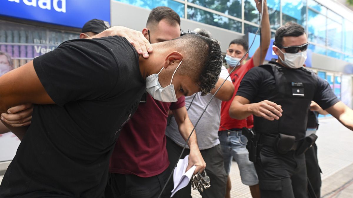 El automovilista que atropelló a un grupo de ciclistas y mató a una mujer en Palermo, fue llevado a la Unidad Flagrancia Norte, en Núñez, donde lo imputaron por homicidio simple