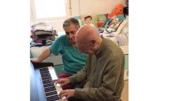 Este abuelo de 101 años con Alzheimer sorprendió cuando le dieron un piano