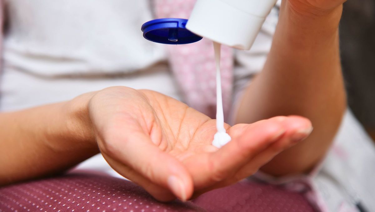 Con algunos hábitos cotidianos y productos adecuados, es posible prevenir la sequedad y mantener las manos suaves incluso durante los días más fríos. Fuente: Mejor con Salud. Con algunos hábitos cotidianos y productos adecuados, es posible prevenir la sequedad y mantener las manos suaves incluso durante los días más fríos. Fuente: Mejor con Salud.