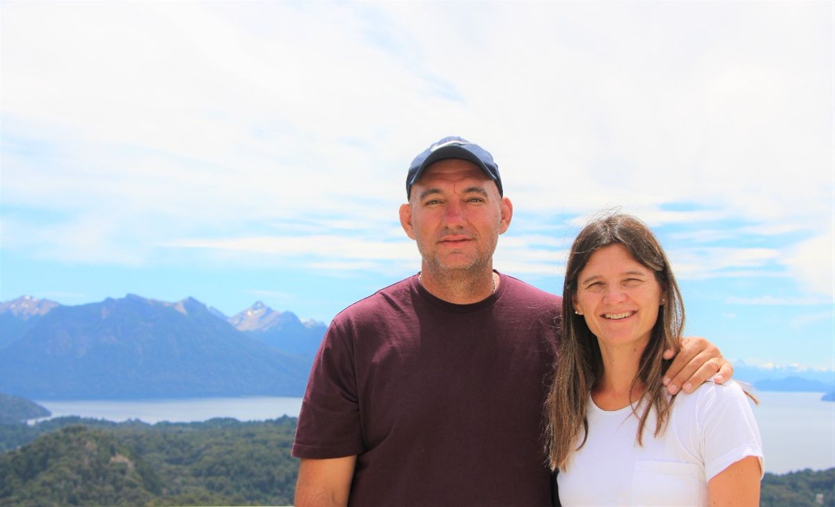 Junto a su esposa Romina. Junto a su esposa Romina.