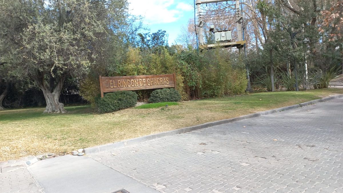 El barrio privado Rincón de Chacras está ubicado en calle Besares 860, de Luján de Cuyo. El barrio privado Rincón de Chacras está ubicado en calle Besares 860, de Luján de Cuyo.