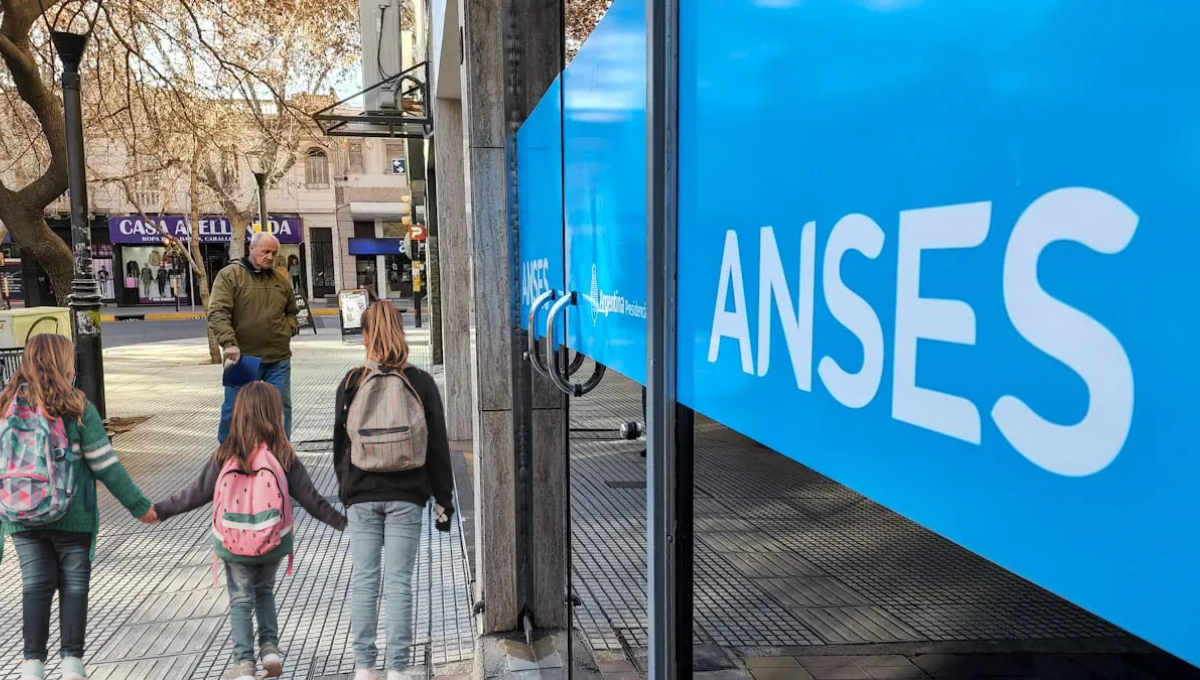 ANSES: Milei confirmó fechas de pago y montos con aumento para jubilados, AUH y AUE