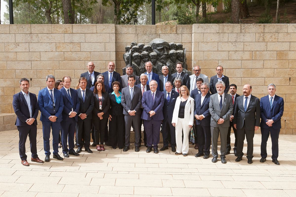 La delegación argentina rindió homenaje en Israel a las víctimas del Holocausto. En la fila de abajo, en el cuarto lugar, Rodolfo Suarez.