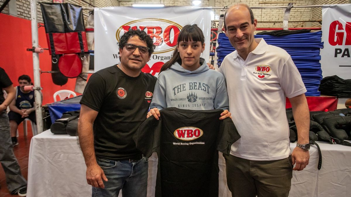 Delfina Arancibia. La campeona argentina juvenil de los 57kg también recibió su remera del gimnasio Chacón con el logo de la OMB. Delfina Arancibia. La campeona argentina juvenil de los 57kg también recibió su remera del gimnasio Chacón con el logo de la OMB.