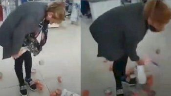 Fue pescada robando latas de atún y tiró: 