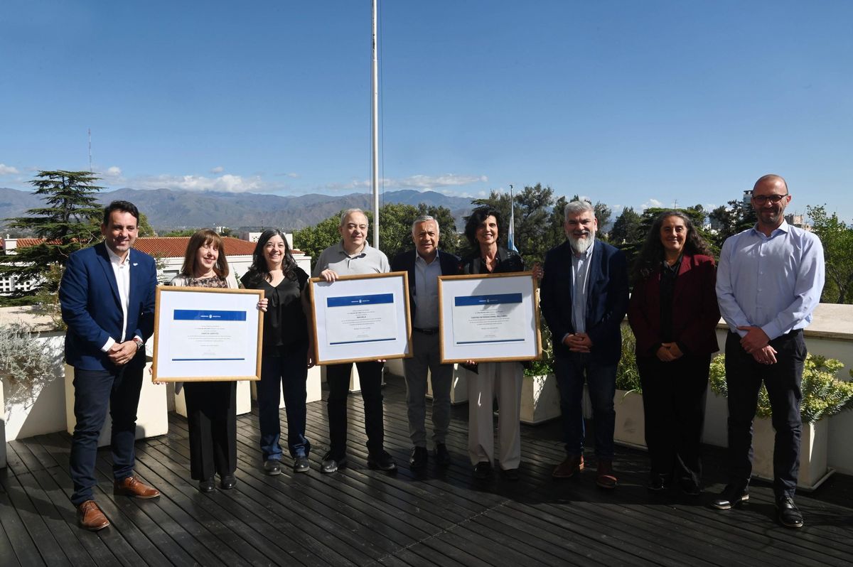 Los dueños de las 3 librerías más antiguas de Mendoza fueron distinguidas en Casa de Gobierno como parte de la Feria del Libro 2025.