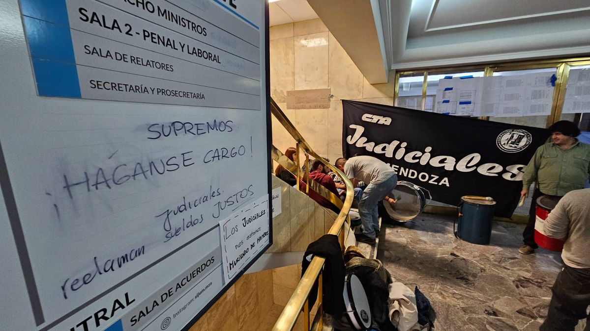 El conflicto con los judiciales tiene a la Justicia de Mendoza funcionando a media máquina desde fines de abril. El conflicto con los judiciales tiene a la Justicia de Mendoza funcionando a media máquina desde fines de abril.
