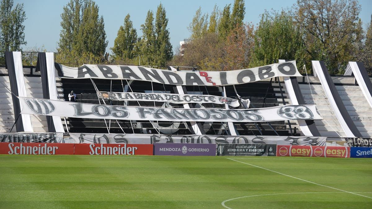 Los hinchas del Lobo colgaron los trapos en el Legrotaglie. Foto: Martín Pravata (UNO).