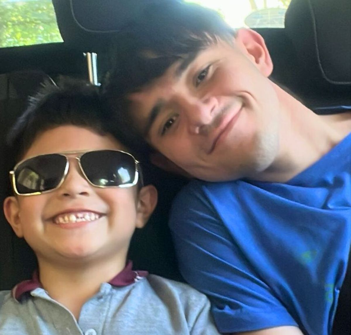 Benjamín junto a su hermano menor. Benjamín junto a su hermano menor.