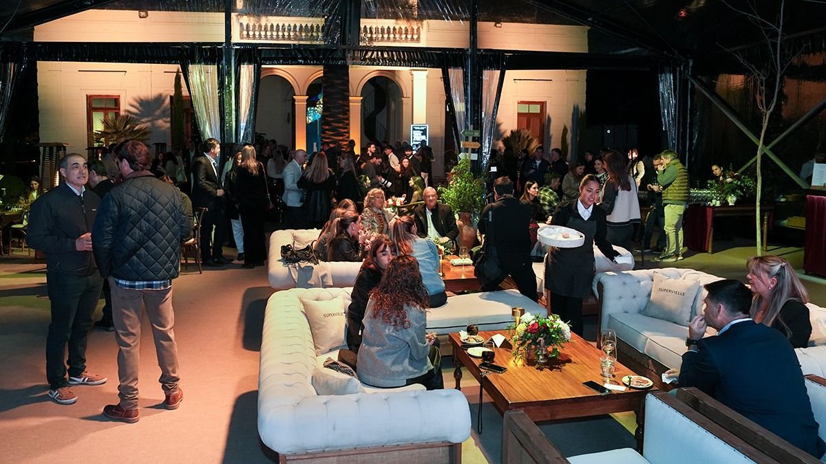 En el atardecer mendocino, los clientes de Banco Supervielle fueron agasajados en un evento lleno de glamour. En el atardecer mendocino, los clientes de Banco Supervielle fueron agasajados en un evento lleno de glamour.