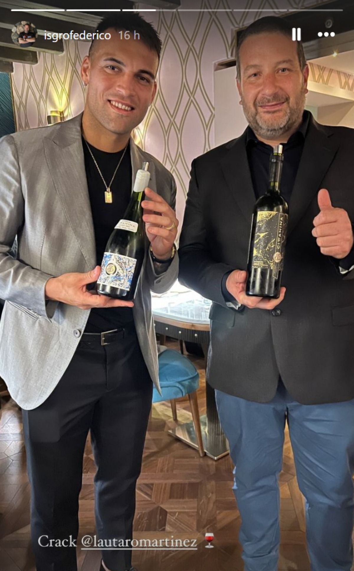 Lautaro Martínez con el enólogo mendocino Federico Isgro que elaboró el vino.