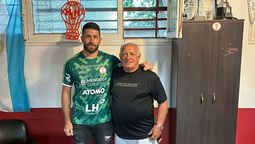 Cristian Aracena jugará en Huracán Las Heras. El Pity está junto al presidente Rafael Giardini.