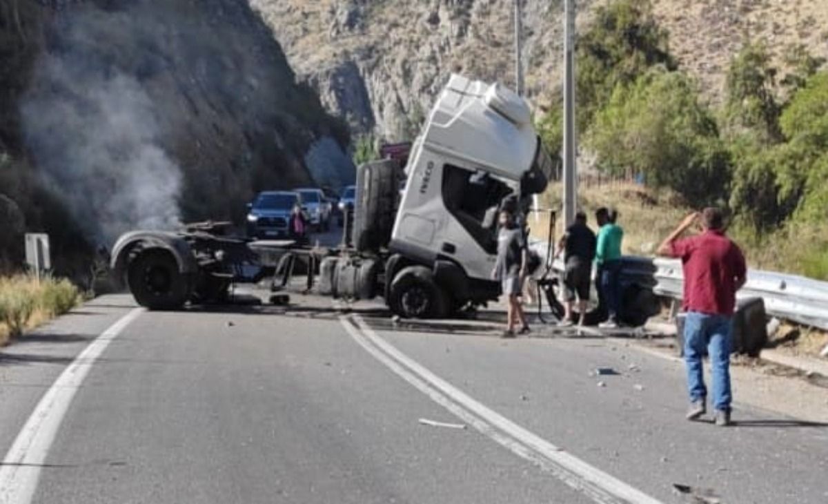 Otra perspectiva del accidente en la Ruta 60 CH que conecta Argentina y Chile. Otra perspectiva del accidente en la Ruta 60 CH que conecta Argentina y Chile.