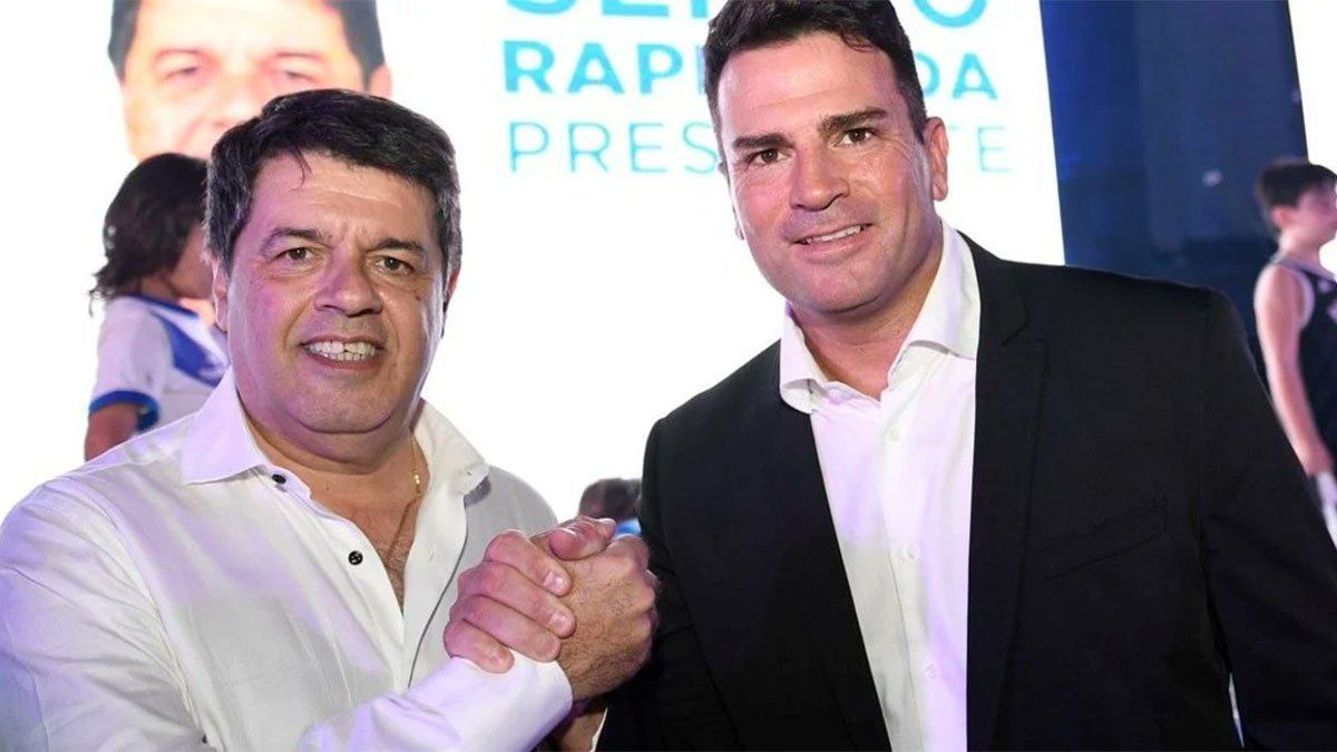 Sergio Rapisarda posa con el exarquero Pablo Cavallero.