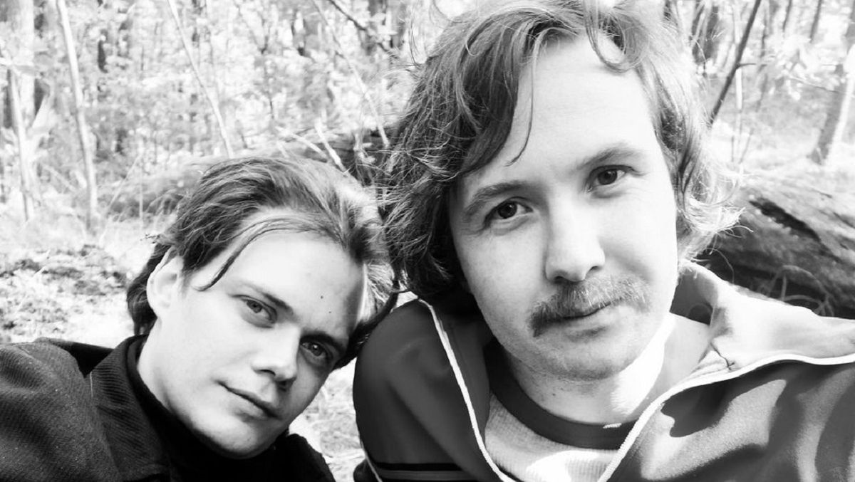 Bill Skarsgård y Vilhelm Blomgren en Clark, la miniserie de Netflix.