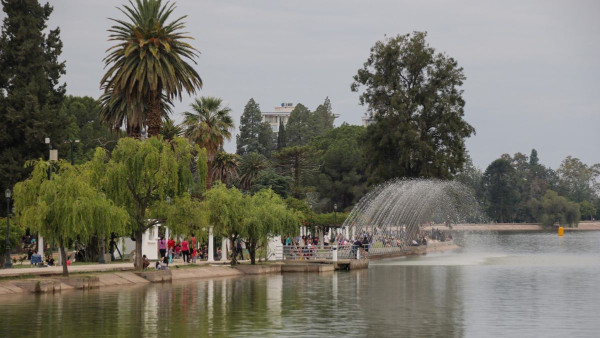 El Parque General San Martín, en la ciudad de Mendoza, uno de los más grande del país, diseñado por Carlos Thays El Parque General San Martín, en la ciudad de Mendoza, uno de los más grande del país, diseñado por Carlos Thays