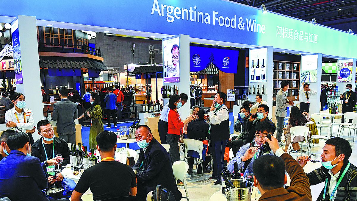 Unos visitantes se reúnen en el stand de productos vitivinícolas argentinos durante la IV Exposición Internacional de Importaciones de China en Shanghai. PARA USO DE CHINA DAILY