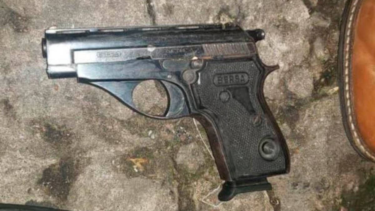 Esta fue el arma encontrada a metros del lugar donde se le intentó disparar a la vicepresidenta Cristina Kirchner en la puerta de su casa. Se trata de una pistola Bersa calibre .380 ACP (o 9x17mm).