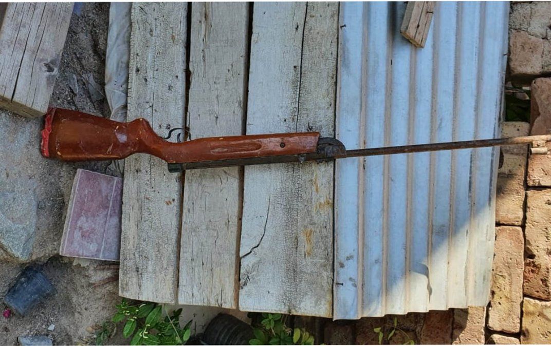 Este rifle aire comprimido lo tenía el individuo que amenazó a su madre.