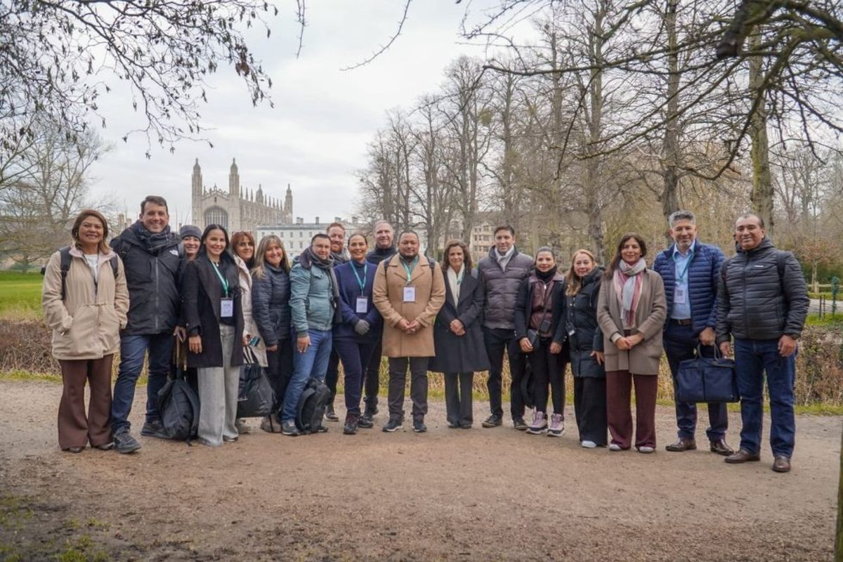Hace frío en Inglaterra y los ministros están abrigados. Tadeo García Zalazar, el segundo de izquierda a derecha.