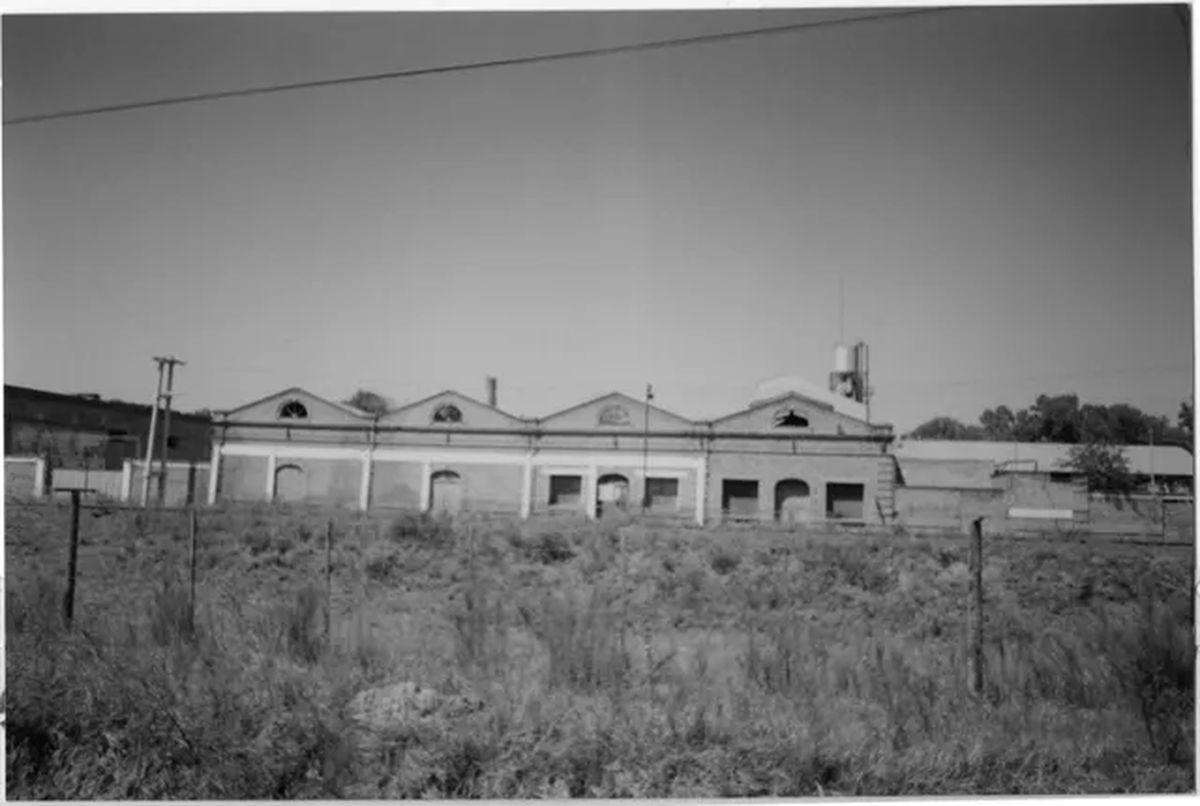 La Bodega Arizú ya no está en el lugar que mencionó el gobernador pampeano desde 1996 y, por el contrario, funciona un emprendimiento olivícola. La Bodega Arizú ya no está en el lugar que mencionó el gobernador pampeano desde 1996 y, por el contrario, funciona un emprendimiento olivícola.