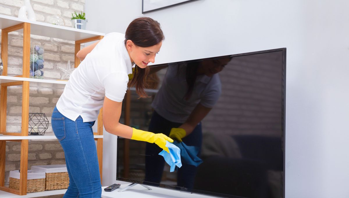 Lo ideal es limpiar la pantalla del televisor por lo menos una vez al mes. Lo ideal es limpiar la pantalla del televisor por lo menos una vez al mes. 