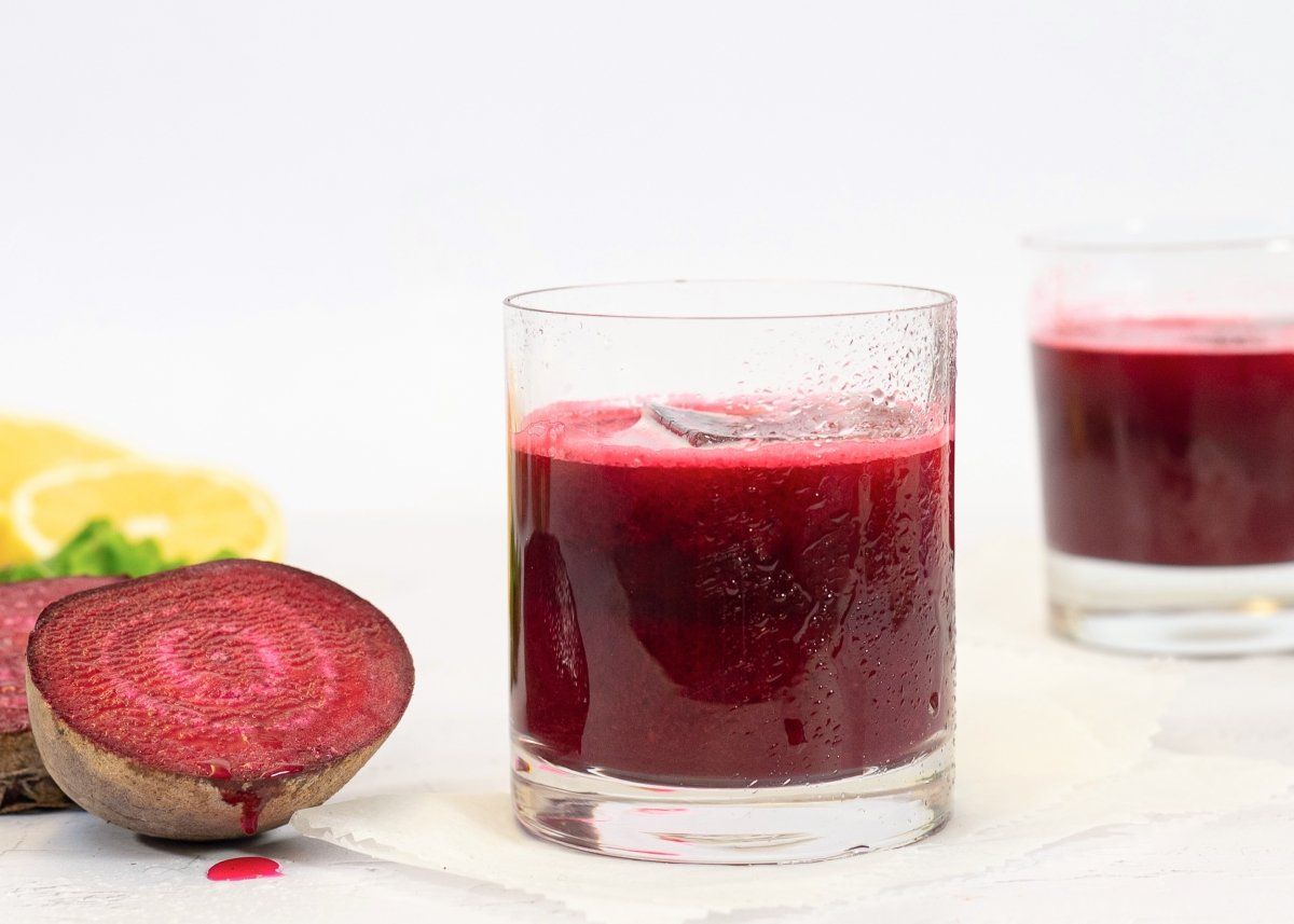 La remolacha tiene diversos beneficios para la salud. Es fuente de hierro, vitamina B y C. La remolacha tiene diversos beneficios para la salud. Es fuente de hierro, vitamina B y C.