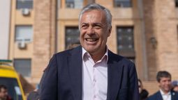 El gobernador Alfredo Cornejo arrancó el 2026 de vacaciones en Chile y por su viaje se activó la cadena de sucesión en el mando gubernamental para reemplazarlo. El gobernador Alfredo Cornejo arrancó el 2026 de vacaciones en Chile y por su viaje se activó la cadena de sucesión en el mando gubernamental para reemplazarlo.