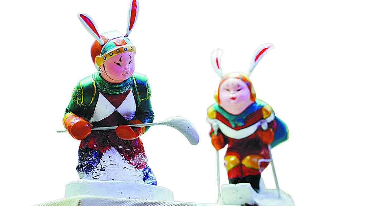 Las estatuas de tu’er ye, o el dios conejo, sosteniendo bastones de esquí, se encuentran entre las exposiciones.