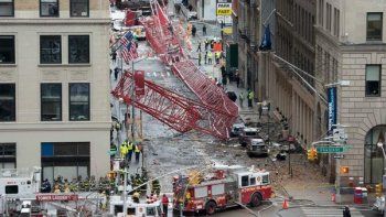 Un muerto al precipitarse una grúa en Manhattan