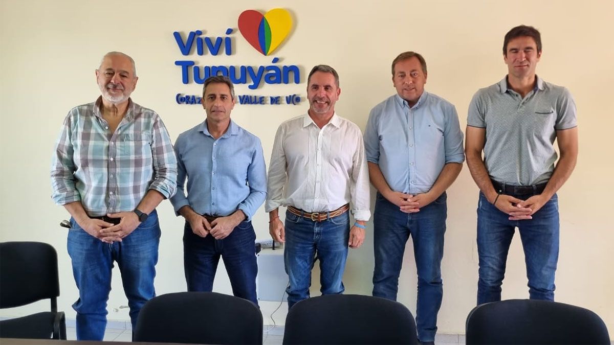 El intendente electo de San Carlos, Alejandro Morillas; el actual, Rolando Scanio; y el pasado, Jorge Difonso. Martín Aviero, intendente de Tunuyán y su sucesor Emir Andraos.