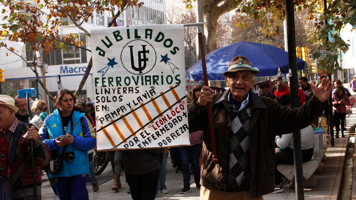 Jubilados ferroviarios se hicieron presentes con sus consignas. Jubilados ferroviarios se hicieron presentes con sus consignas.