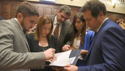 En la imagen, tres de los senadores que terminan mandato en 2026: Germán Vicchi, Adriana Cano y Martín Kerchner. Los últimos dos van por la renovación en estas elecciones. En la imagen, tres de los senadores que terminan mandato en 2026: Germán Vicchi, Adriana Cano y Martín Kerchner. Los últimos dos van por la renovación en estas elecciones.
