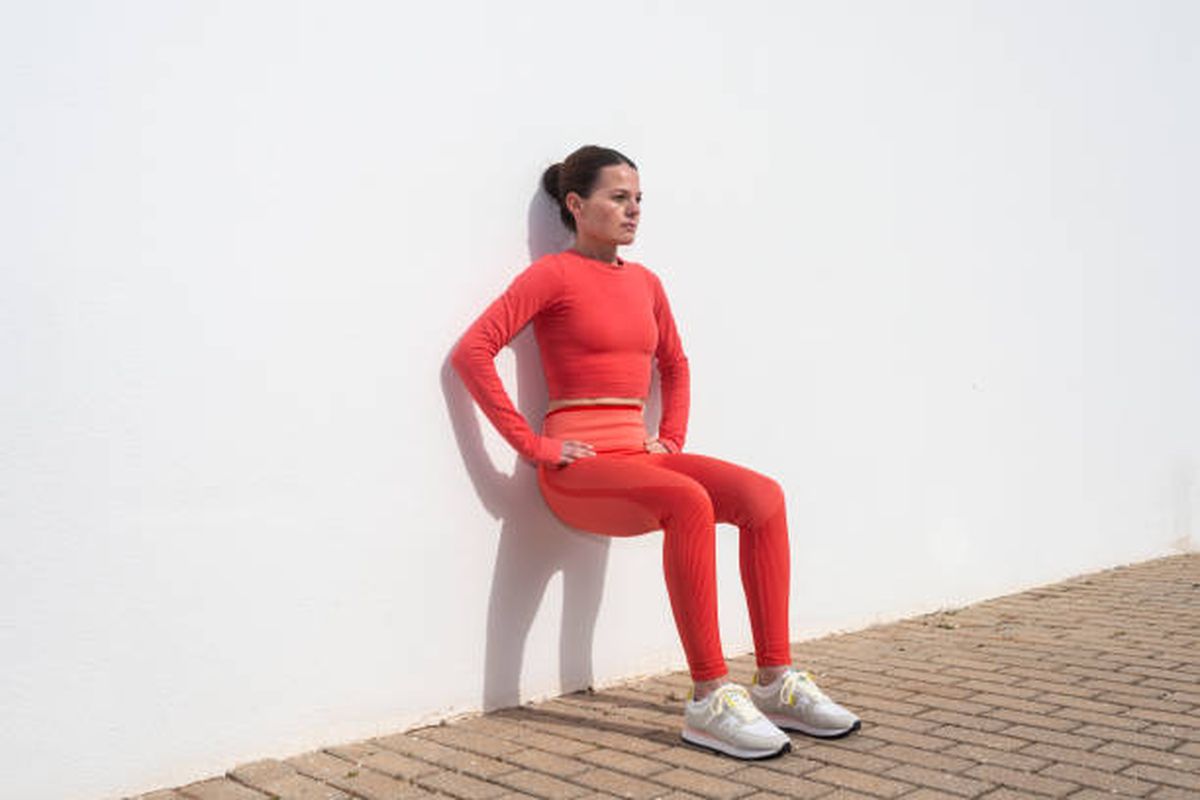 Las sentadillas en pared es un ejercicio apto para adultos mayores. Las sentadillas en pared es un ejercicio apto para adultos mayores.