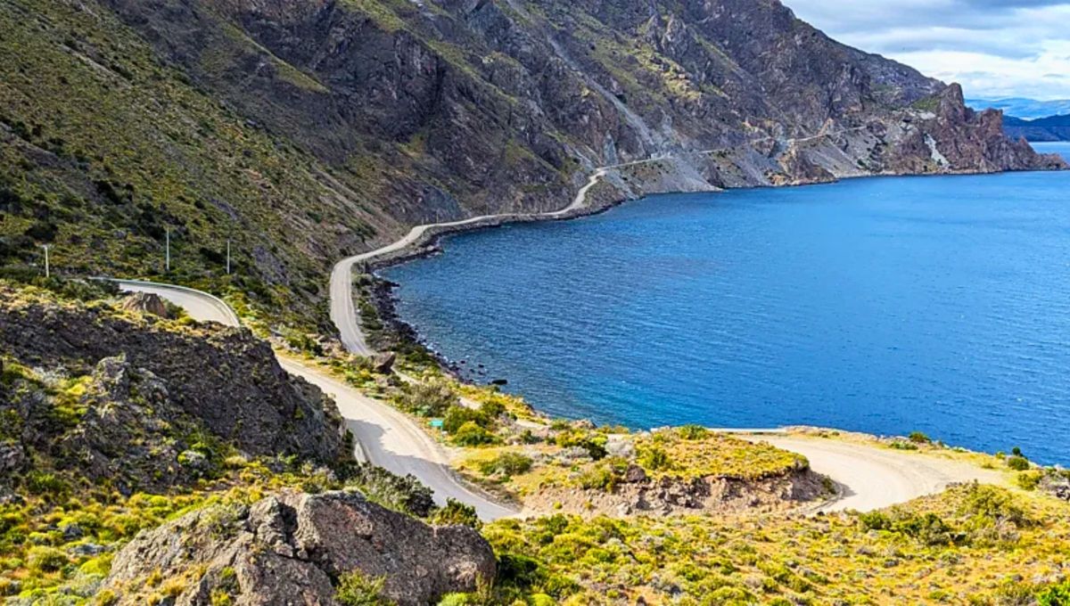 La Carretera Austral de Chile, o Ruta 7, es un legendario recorrido por carretera para viajeros que buscan aventura y belleza natural. La Carretera Austral de Chile, o Ruta 7, es un legendario recorrido por carretera para viajeros que buscan aventura y belleza natural.