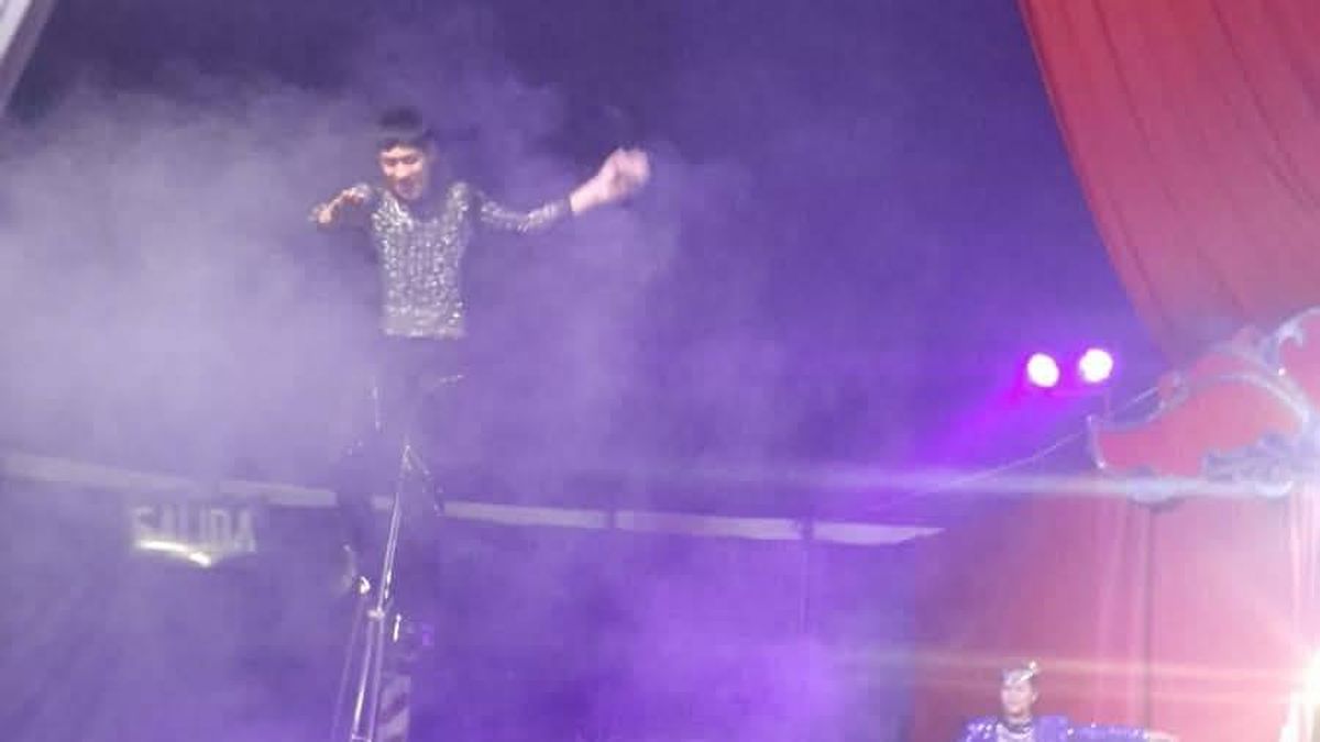 Un tramo del espectáculo de circo que atrae a familias enteras a muy bajo costo. Un tramo del espectáculo de circo que atrae a familias enteras a muy bajo costo.