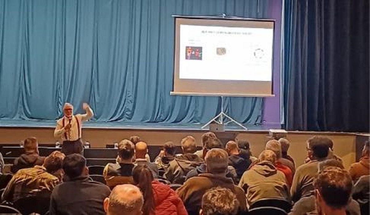 Charla del Dr. Wall en San Martín, Mendoza.