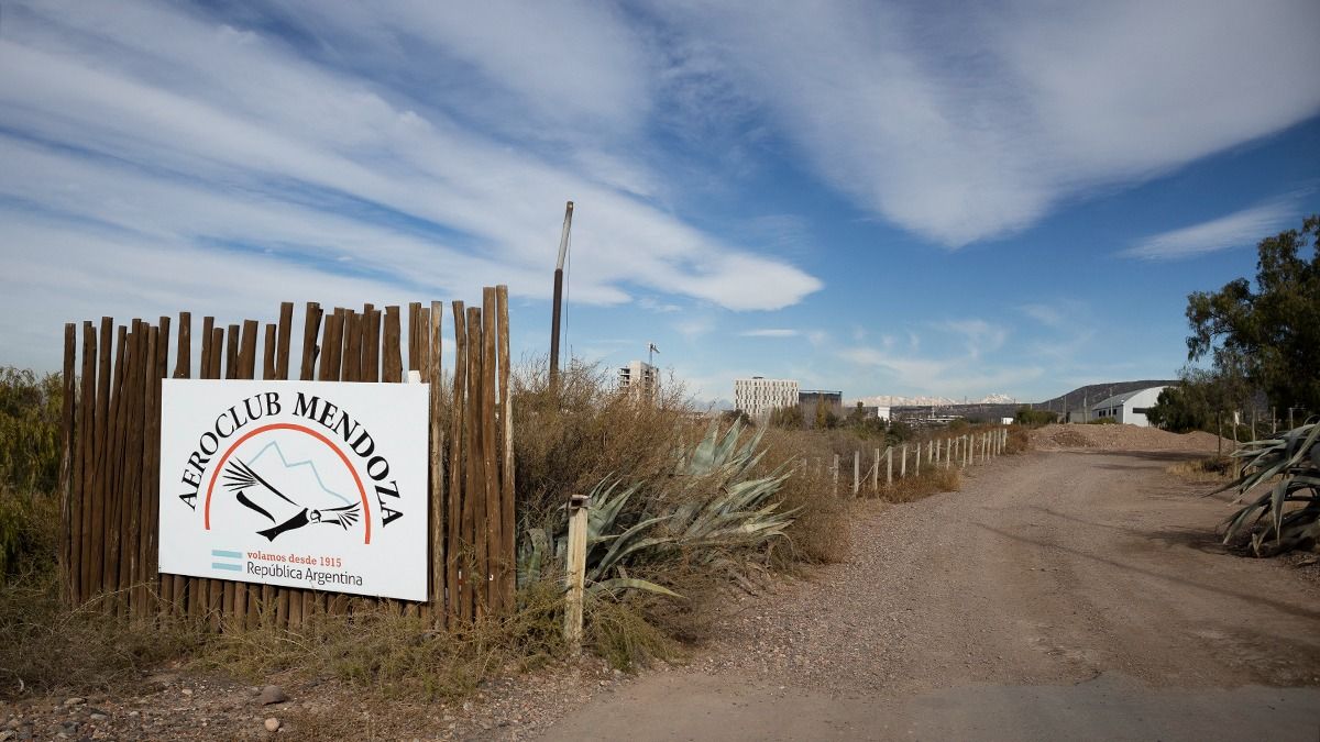 El aeroclub será trasladado cerca de la refinería de YPF, también en Luján de Cuyo. El aeroclub será trasladado cerca de la refinería de YPF, también en Luján de Cuyo.