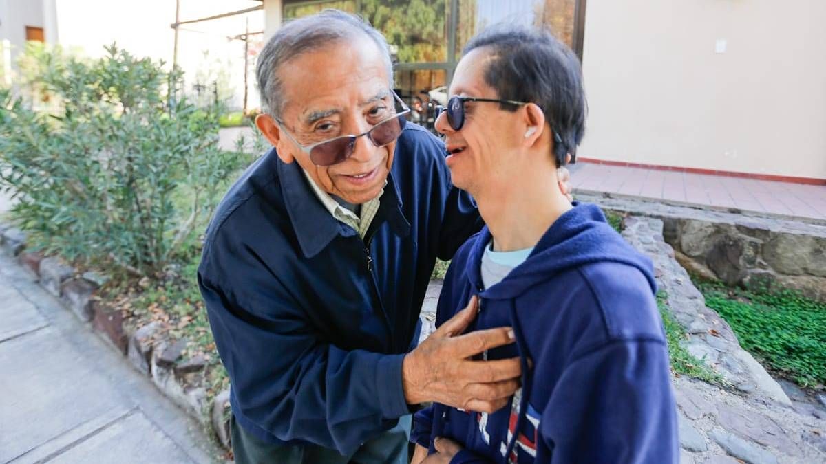 Carlos es salteño, viudo y tiene 87 años. El amor y la paciencia que demostró en la crianza de su hijo merecen ser contadas. Carlos es salteño, viudo y tiene 87 años. El amor y la paciencia que demostró en la crianza de su hijo merecen ser contadas.