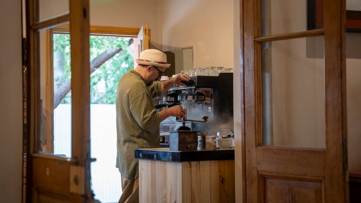 Paco se encarga de atender a los visitantes, hacerles el recorrido por las salas de arte y ofrecerles un café. Paco se encarga de atender a los visitantes, hacerles el recorrido por las salas de arte y ofrecerles un café.