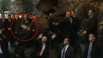 Video: abuchearon al presidente checo y lo llenaron de huevazos