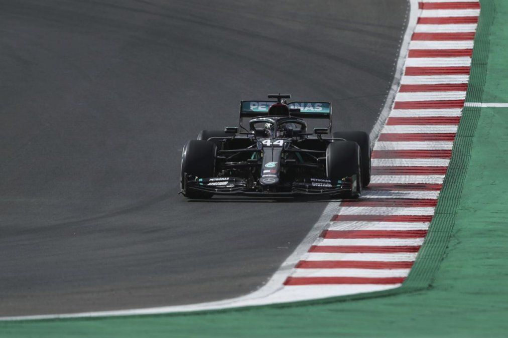 El Mercedes de Valtteri Bottas dominó el viernes en Algarve.