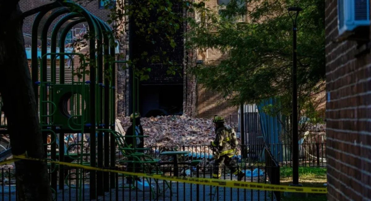 Los bomberos de Nueva York y efectivos de seguridad montaron un operativo preventivo en busca de posibles víctimas. Los bomberos de Nueva York y efectivos de seguridad montaron un operativo preventivo en busca de posibles víctimas.