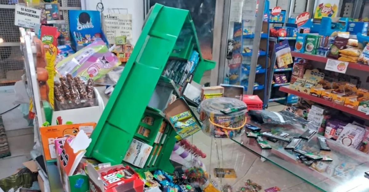 Así quedó el lugar tras el forcejeo del ladrón y la dueña del kiosco.