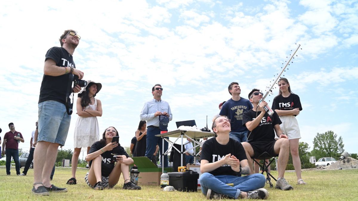 Los ensayos de radioenlace y telemetría fueron altamente satisfactorios en esta primera experiencia satelital. Las pruebas fueron presenciadas por el intendente de Godoy Cruz, Tadeo García Zalazar.