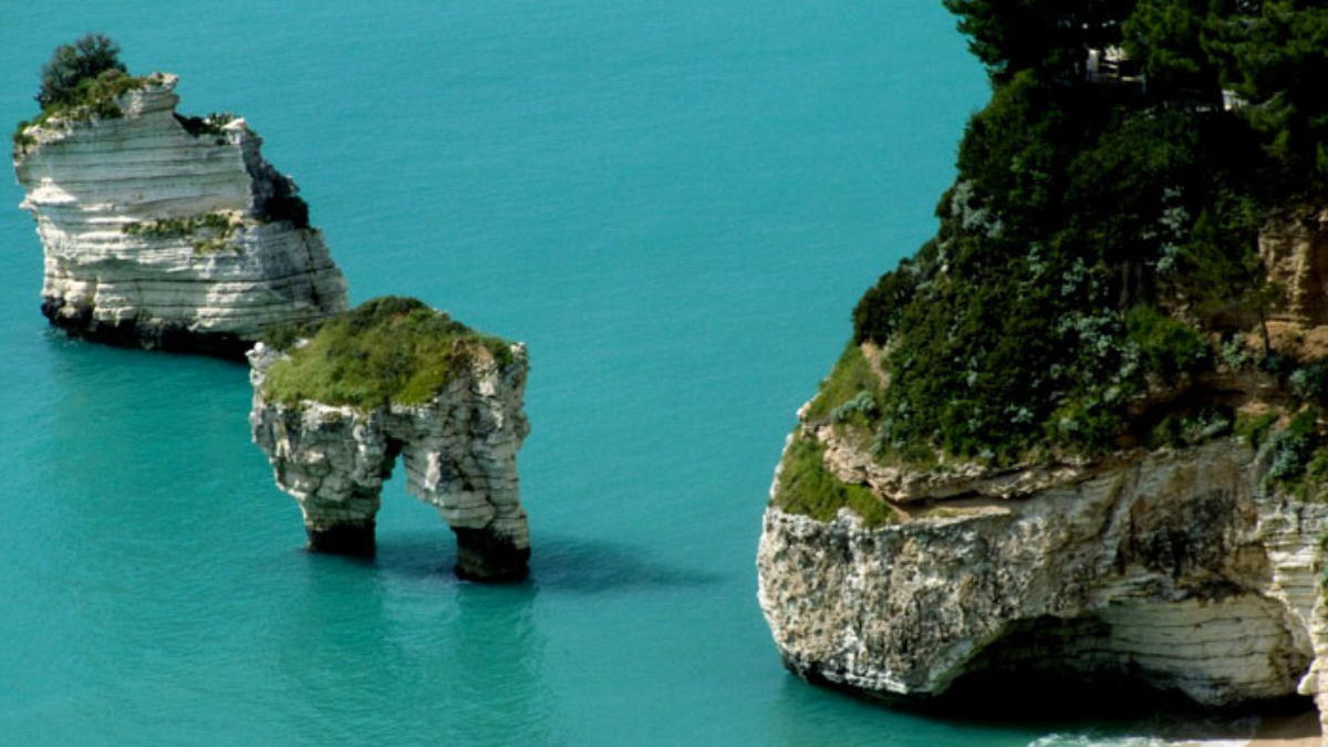 Este pequeño pueblo de Italia enloquece a todos sus visitantes por sus paradisiacas playas escondidas. Este pequeño pueblo de Italia enloquece a todos sus visitantes por sus paradisiacas playas escondidas.