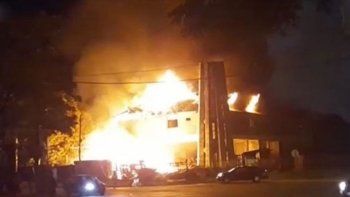 Video: voraz incendio en un hotel abandonado donde vivían siete familias