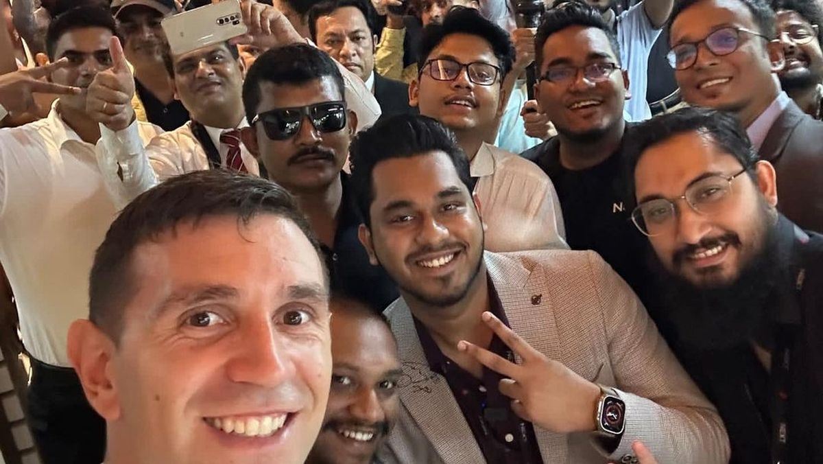 El Dibu Martínez fue recibido como un verdadero campeón en Bangladesh.